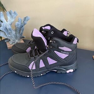 NEW Avalanche women’s hiking boot 8.5
